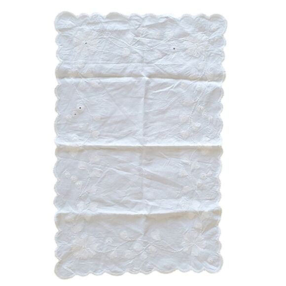 Vintage 1930s Linen Placemat or Doily, White Scalloped Floral Embroidery 23 X 15 - Picture 8 of 8
